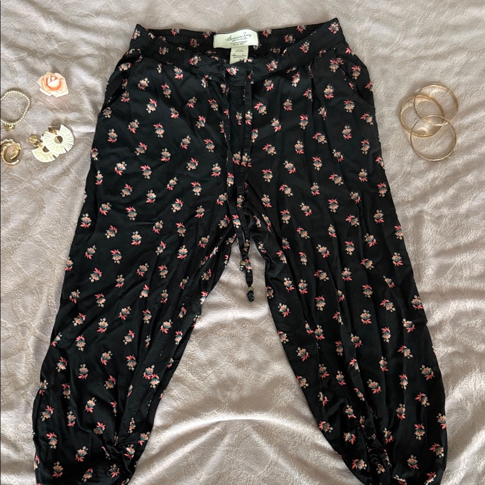 American Rag Black Floral Capri Pants – Size XS